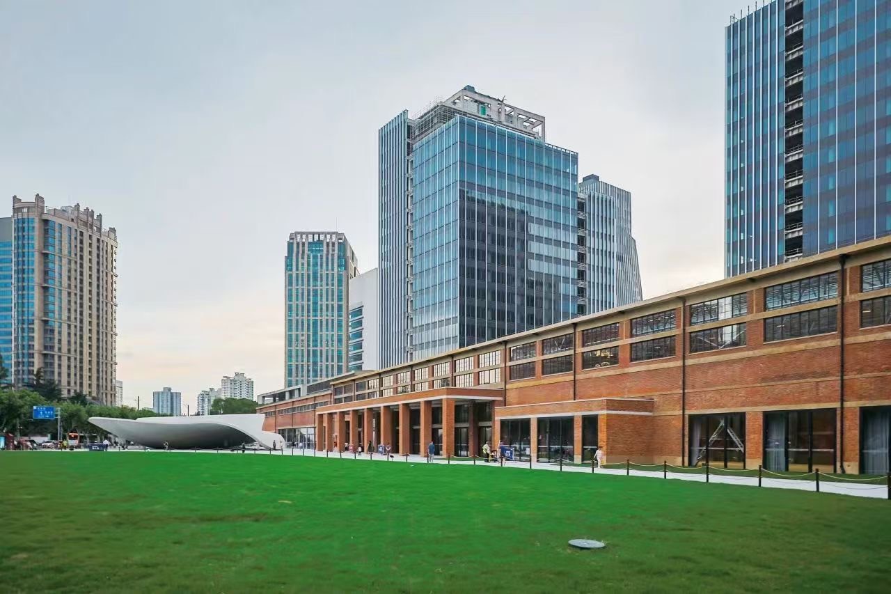 잔디밭 쪽에서 · 왼쪽 끝이 곡면 지붕, 오른쪽으로 옛 작업장이 길게 이어진다. ⓒShanghai A.F.A