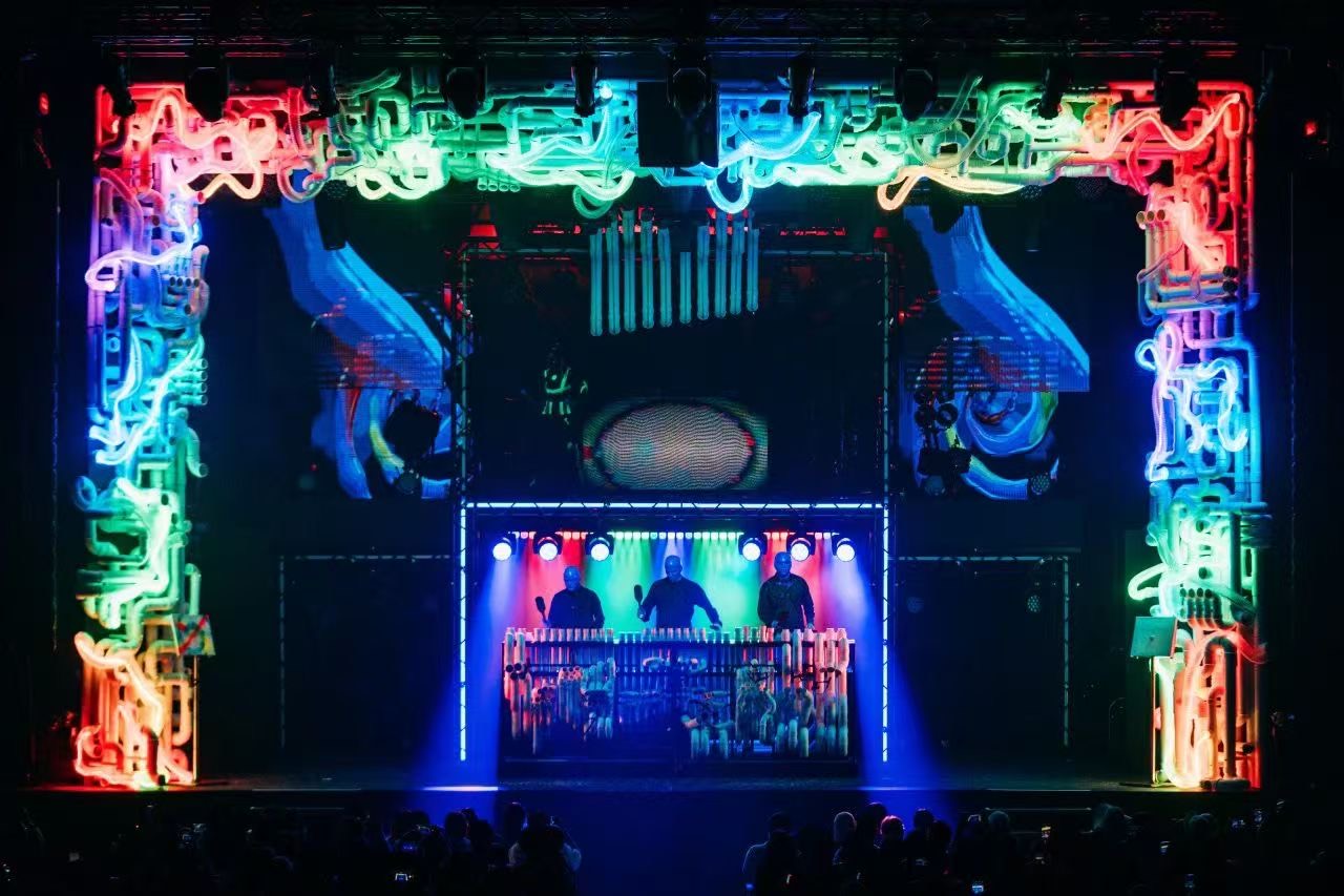 작업장 안의 무대 · ROJO에 상설 공연을 건 Blue Man Group. ⓒShanghai A.F.A
