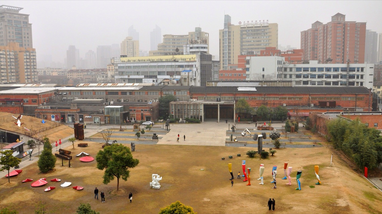 훙팡 시절 · 예술 단지로 쓰이던 때의 작업장 앞마당. 잔디밭에 조각 작품이 놓여 있다. ⓒFayhoo · CC BY-SA 3.0 · Wikimedia Commons