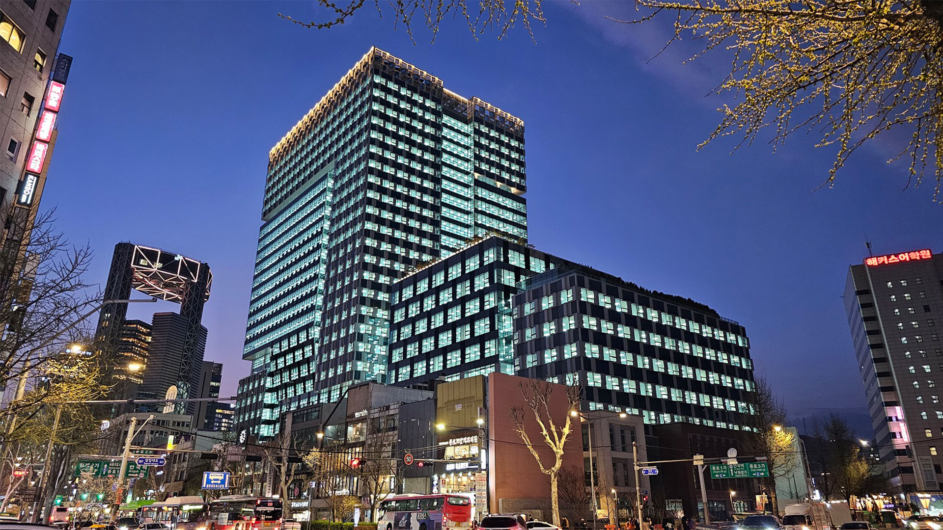鍾閣駅前のG1 SEOUL · 高い棟の横に低い棟が寄り添う。左奥、頂部にリング状の構造物を載せた建物は鍾路タワー。ⓒ현대엔지니어링