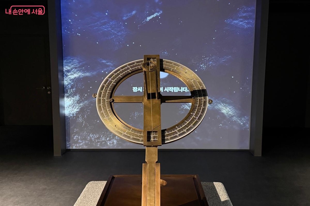 日星定時儀の復元品 · 世宗の時代の天文時計を実物大でよみがえらせた。背後の画面には夜空の映像が流れる。ⓒ내 손안에 서울