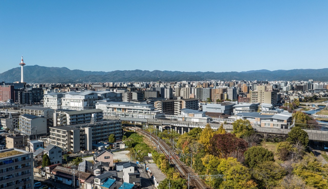 캠퍼스 일대를 높은 곳에서 본 모습 · 왼쪽 끝에 교토타워가 서고 가운데로 선로가 지난다. 역에서 걸어서 닿는 거리다. ⓒFUJIWALABO