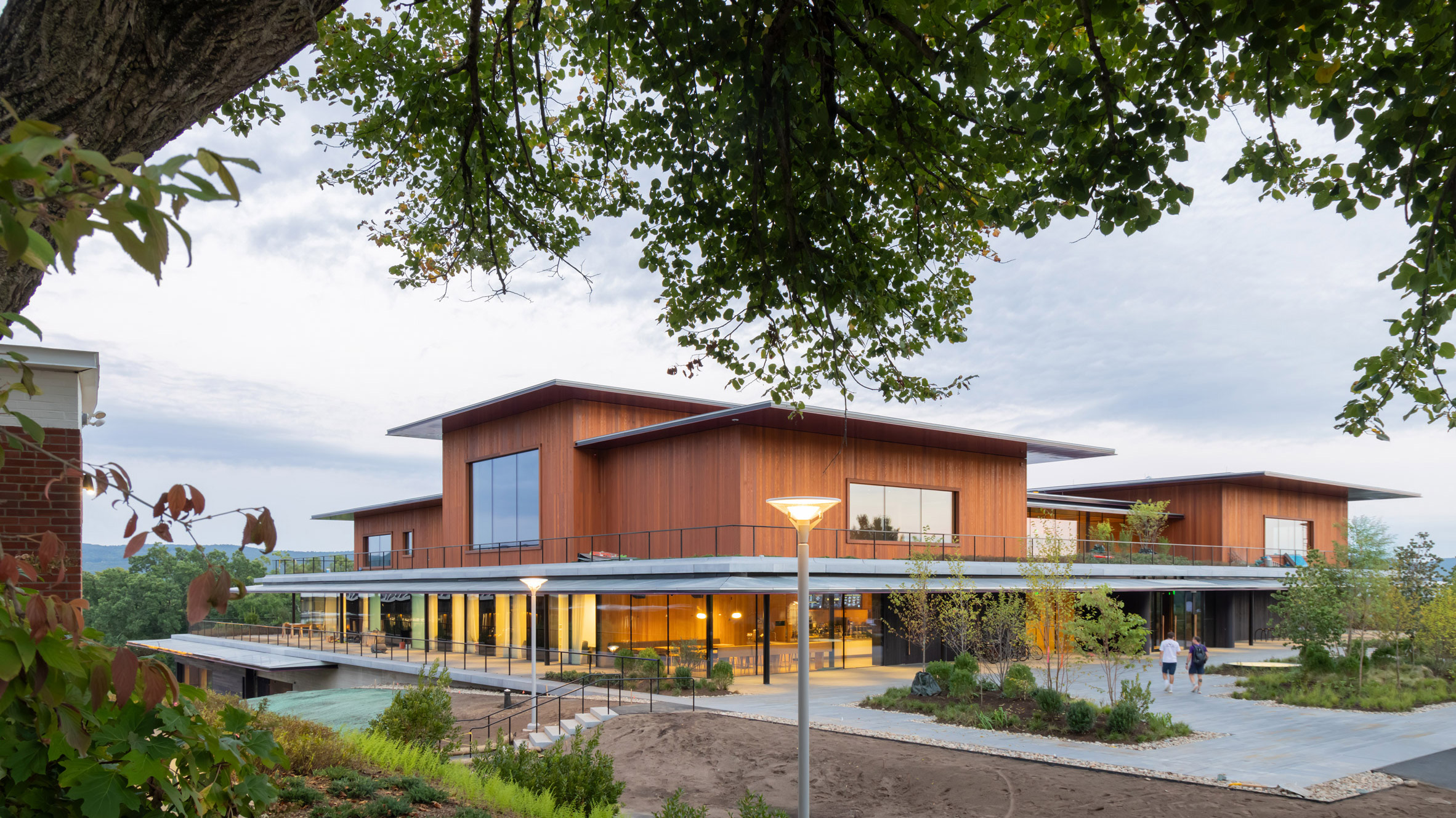 キャンパスの広場側から見たFord Student Center · 上層は木の色そのまま、下層は濃く染めたシダー材で覆った。ⓒIwan Baan · Dezeen