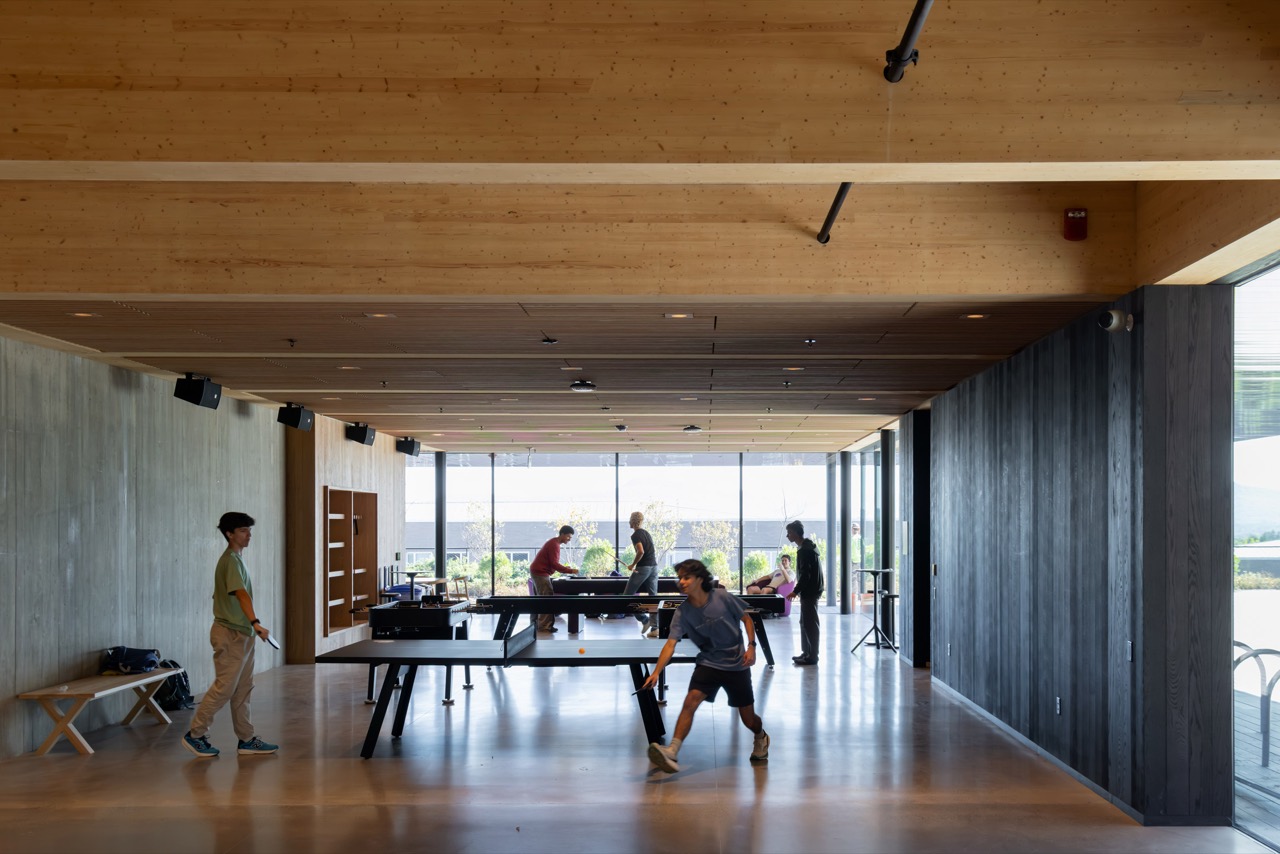 ゲームルーム · 卓球台が置かれた部屋の奥に窓が開ける。ⓒIwan Baan · Dezeen