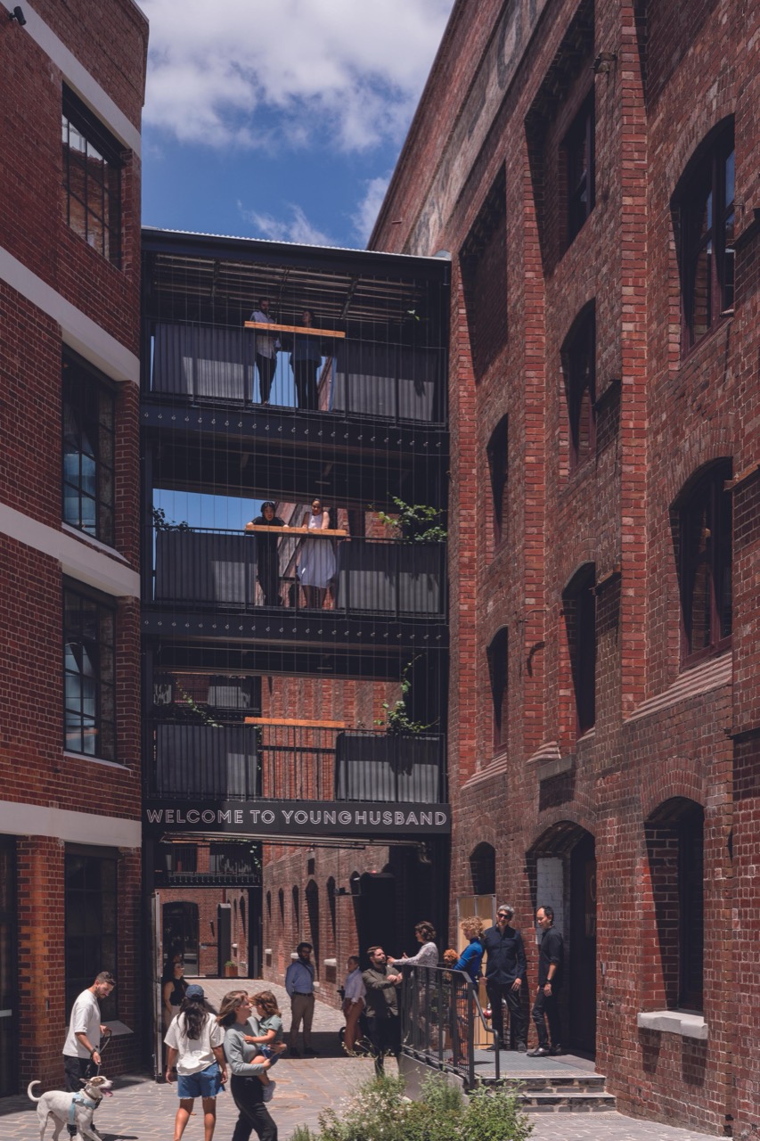 두 동을 잇는 다리 · 층마다 연결 통로를 골목 위에 걸었다. 사진 ArchDaily 게재본(Woods Bagot 제공)