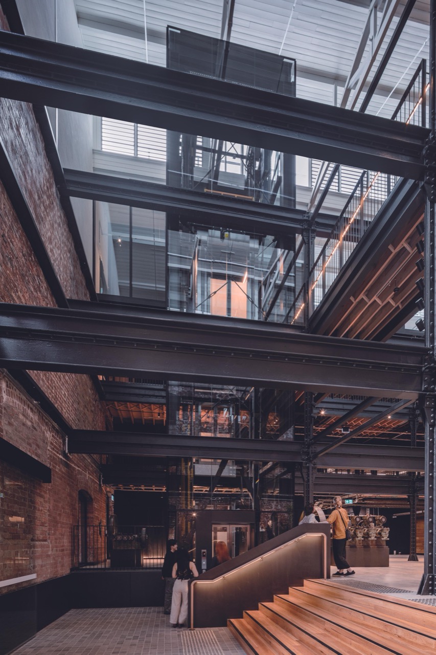 아래층의 나무 계단 · 빛 우물 바닥에 앉을 수 있는 넓은 계단을 두었다. 사진 ArchDaily 게재본(Woods Bagot 제공)