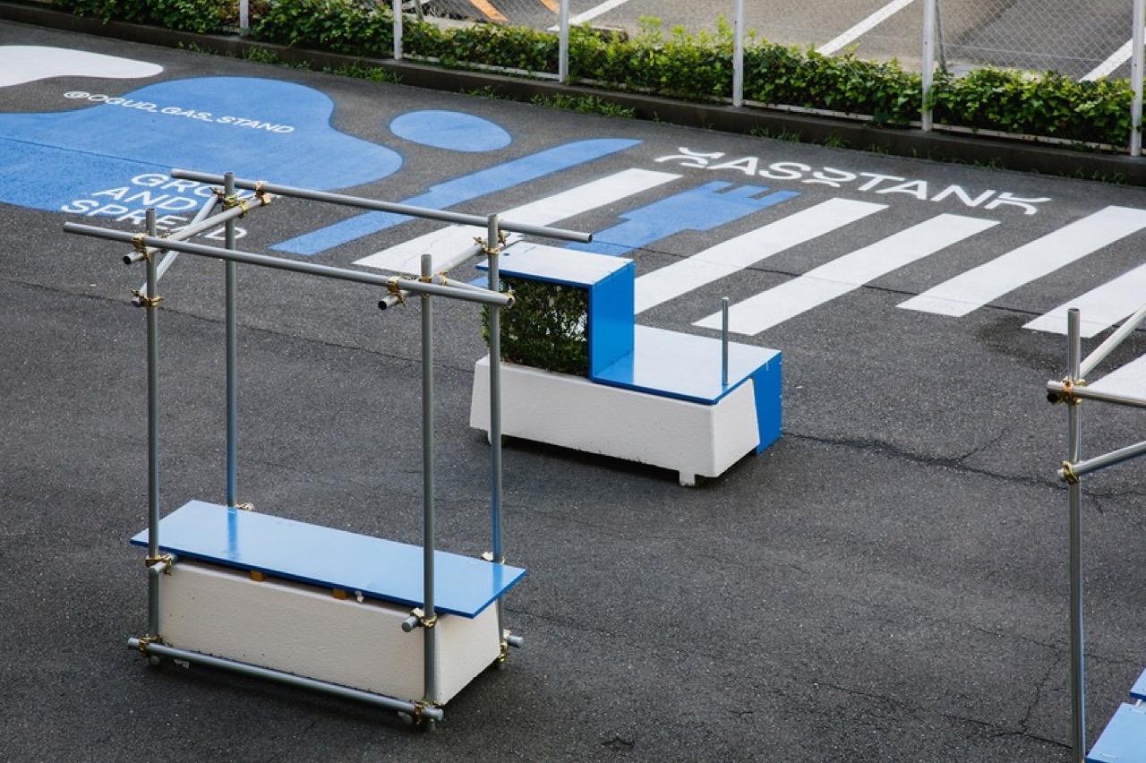 パイプ枠の中のベンチ · 単管をクランプで組んだ枠に、白い箱のベンチを収めた。ⓒYosuke Ohtake