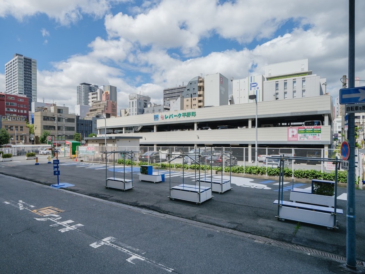 通りから見た敷地 · 駐車場のアスファルトはそのままに、ベンチだけを入れた。ⓒYosuke Ohtake