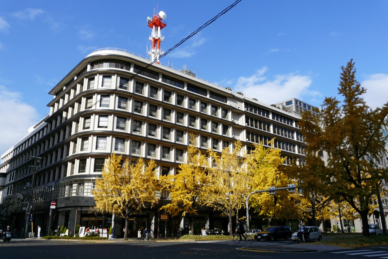 御堂筋の角に立つガスビル · 各階に白い帯を巡らせた1933年の南館。屋上の鉄塔は西館へ移す計画だった。ⓒ663highland · CC BY 2.5