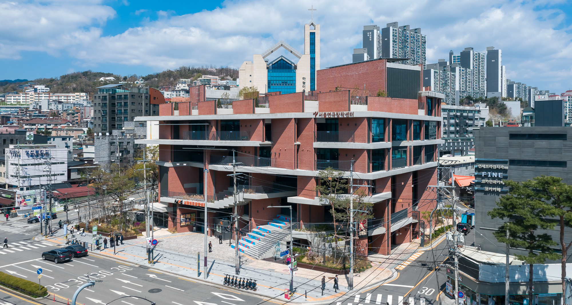 한성대입구역 앞 교차로의 서울연극창작센터 · 층마다 콘크리트 슬래브가 벽돌 벽 밖으로 나와 처마와 발코니가 된다. ⓒSergio Pirrone · 브리크(BRIQUE)