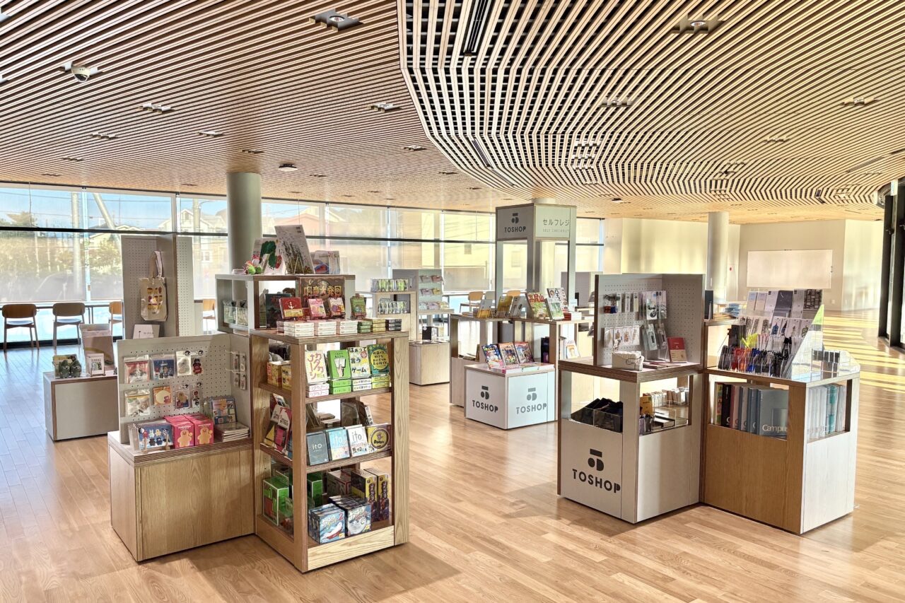 図書館内の無人書店TOSHOP · 絵本や文具、ボードゲームを並べた無人の売り場。支払いは完全キャッシュレス。ⓒ号外NET 八王子市