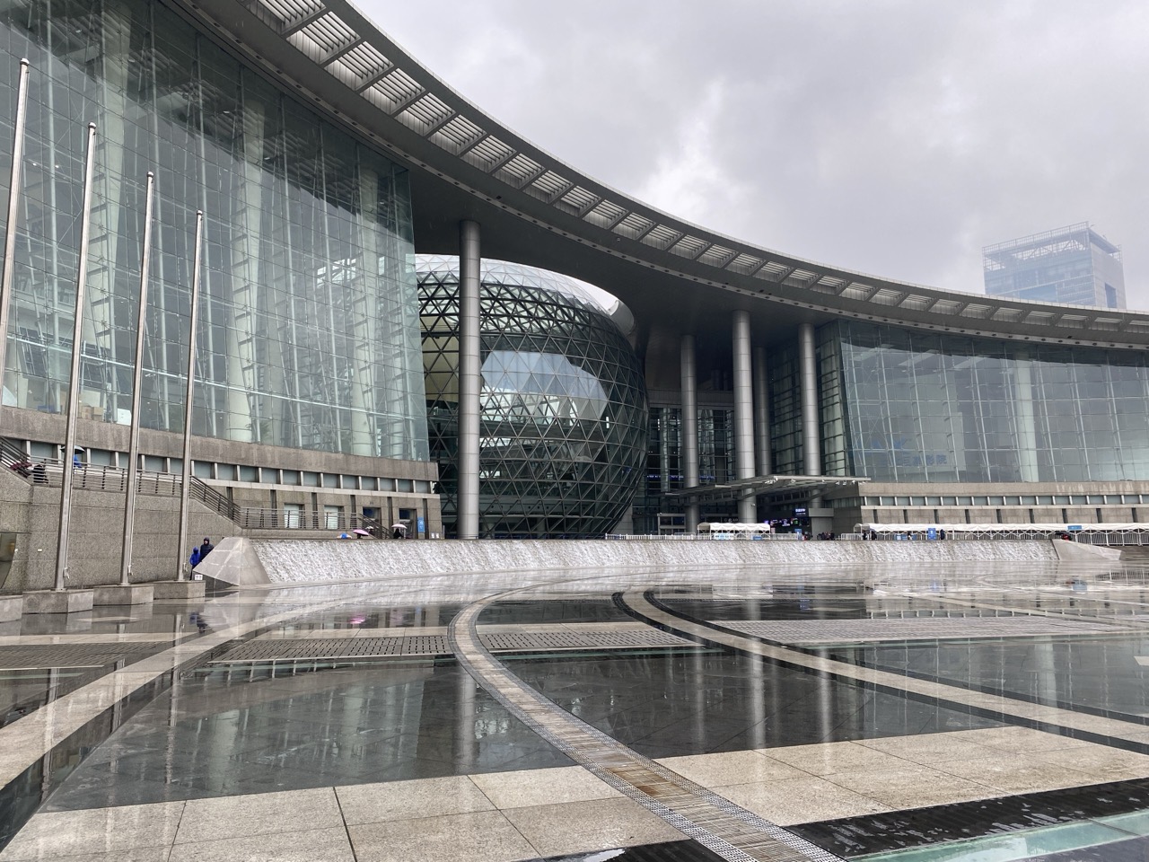 Before the closure, winter 2019 · The museum a little over three years before it shut. Roof, sphere and glass walls all survived the renovation unchanged. ⓒMasaneMiyaPA · Wikimedia Commons (CC BY-SA 4.0)