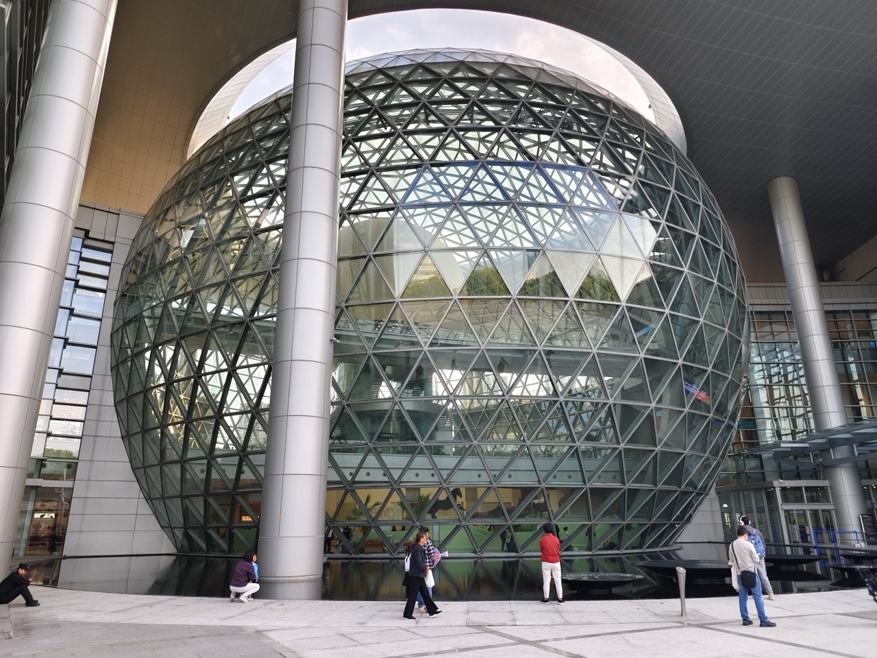 The glass sphere · Triangular glass panes in a steel lattice. The renovation left the form untouched. ⓒDvTor8303 · Wikimedia Commons (CC0)