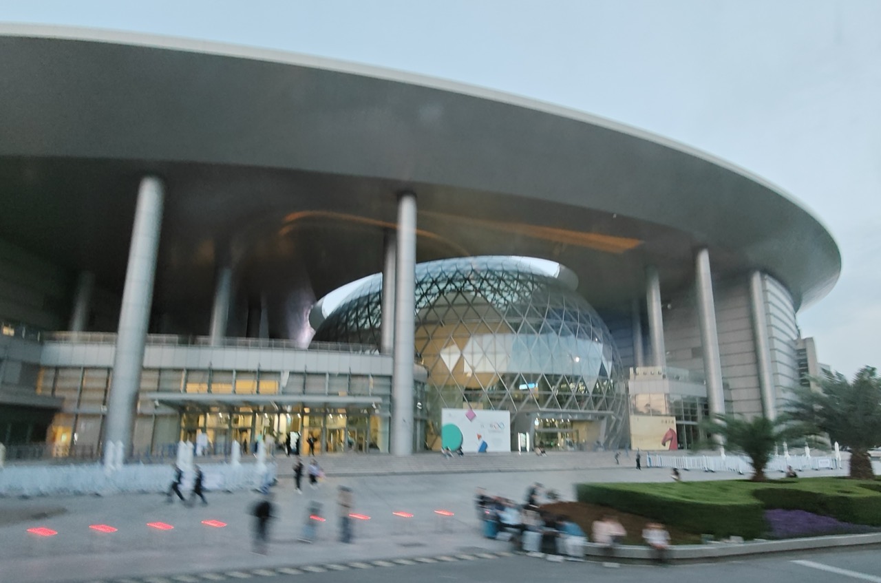 The plaza entrance · The sphere shows through the glass wall between the columns. Open until 8 pm on Saturdays and public holidays. ⓒDvTor8303 · Wikimedia Commons (CC0)