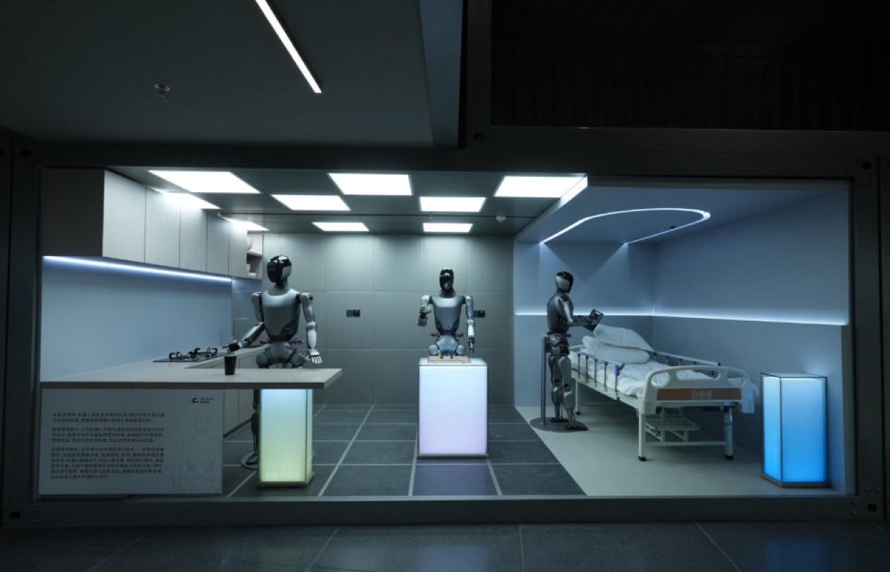 The robotics room · Humanoid robots doing housework in a room fitted out as a kitchen and bedroom. ⓒThe Paper (澎湃新闻)