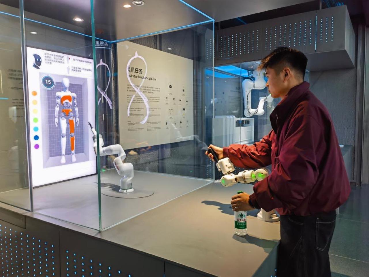 Exhibits you work by hand · Hands-on exhibits make up 80% of the total. ⓒXinhua (新华网)