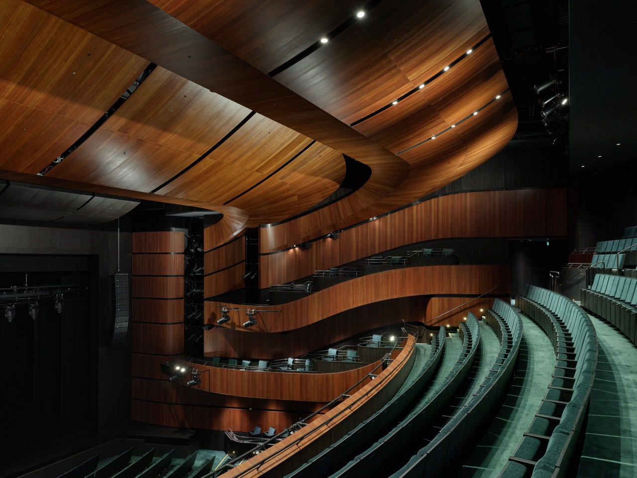 The seating seen from beside the stage · The seating fans out and the balconies are drawn toward the stage. ⓒSnøhetta