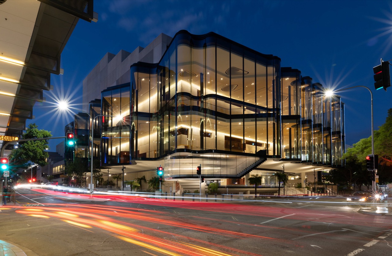 The corner at night · After dark, the foyer behind the glass opens to the street. ⓒSnøhetta