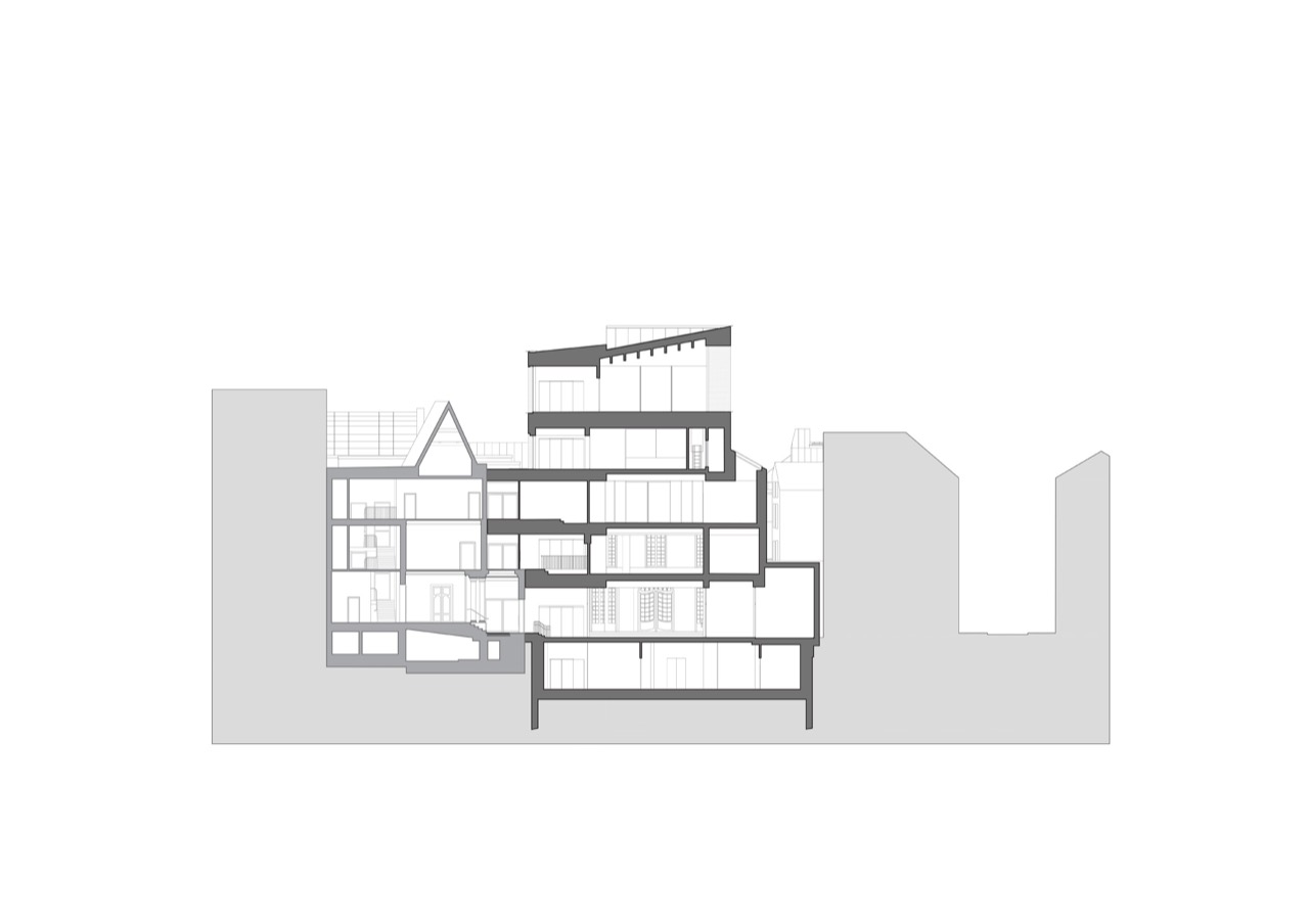 断面図 · 中央に積み重なった部分が新棟。地下は旧館の下まで続く。図面©Carmody Groarke・Dezeen掲載